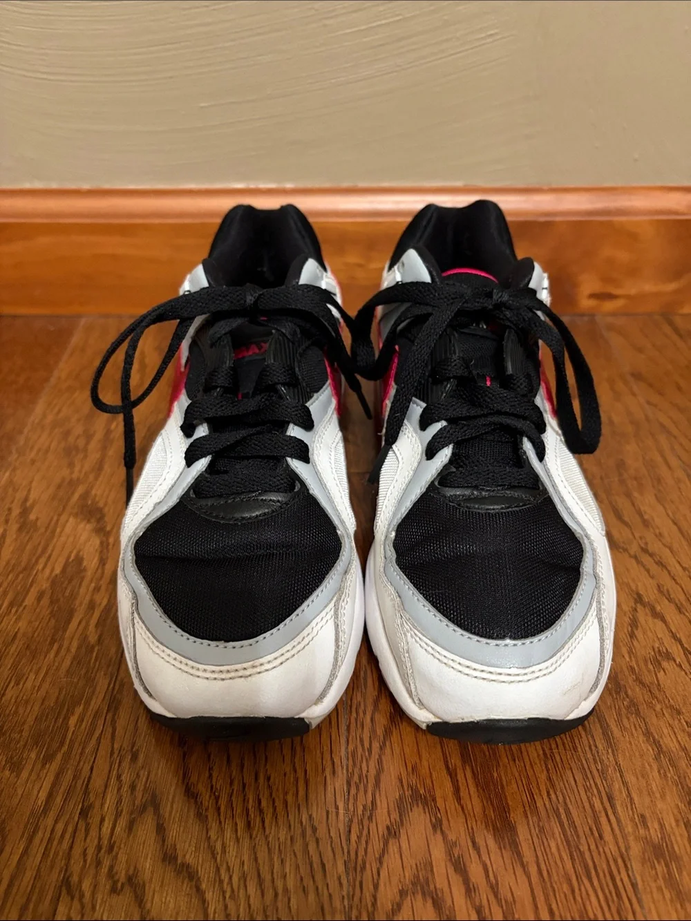 Nike White, Black, Pink & Grey Low-Top Athletic Sneakers (women’s 6.5)